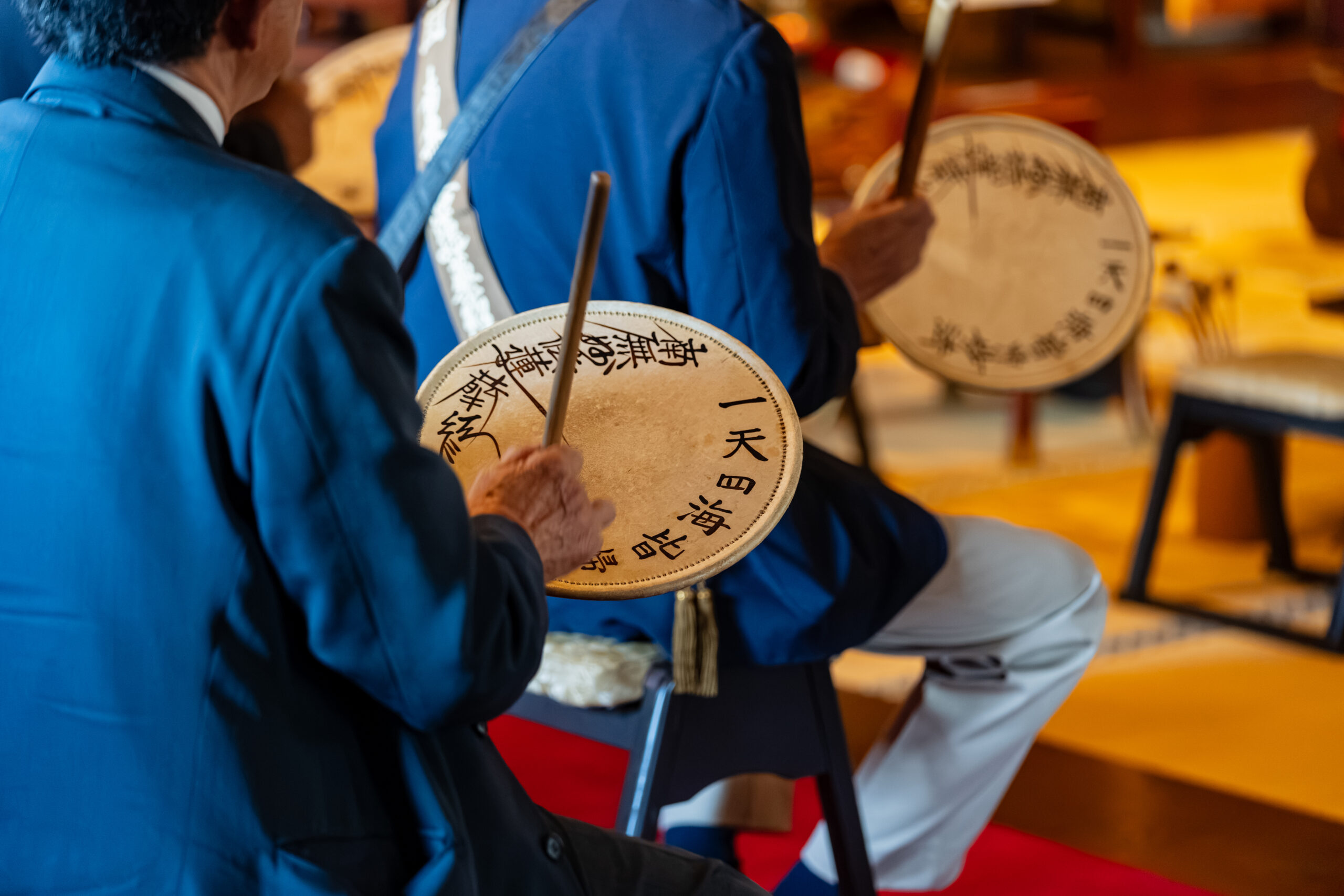 団扇太鼓を打つ参列者
