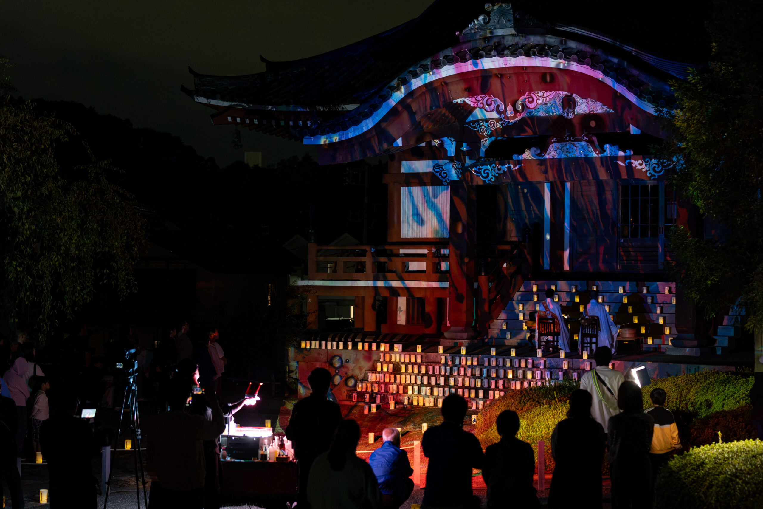 宏善寺の燈火会を遠くから見渡した様子